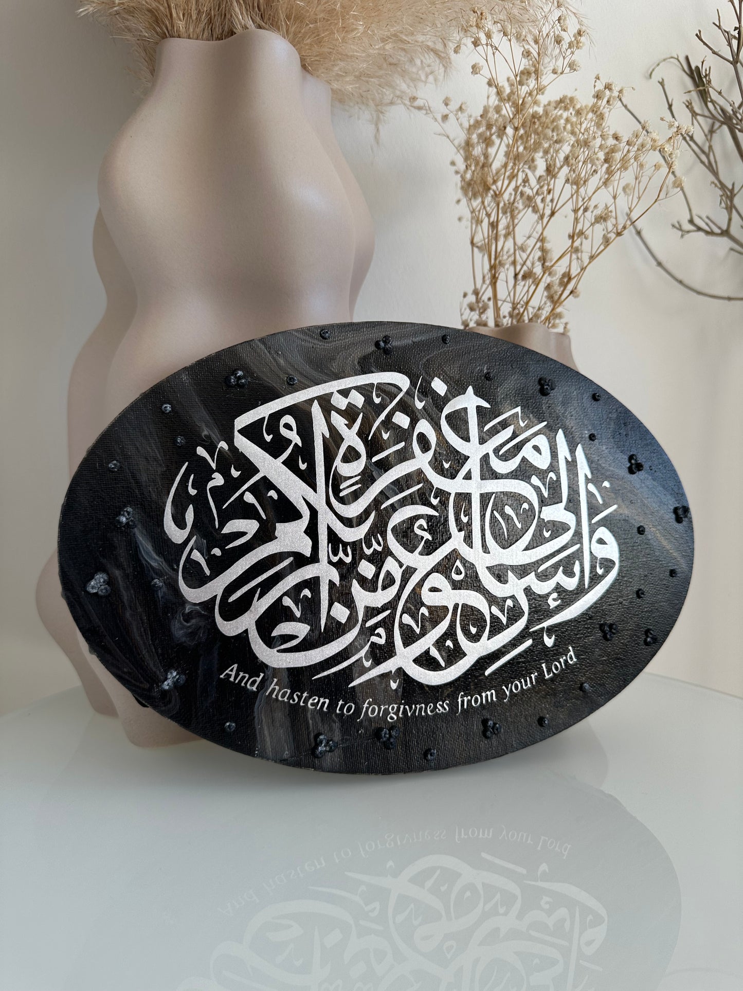 Oval tavla - “And hasten to forgivnes from your Lord”